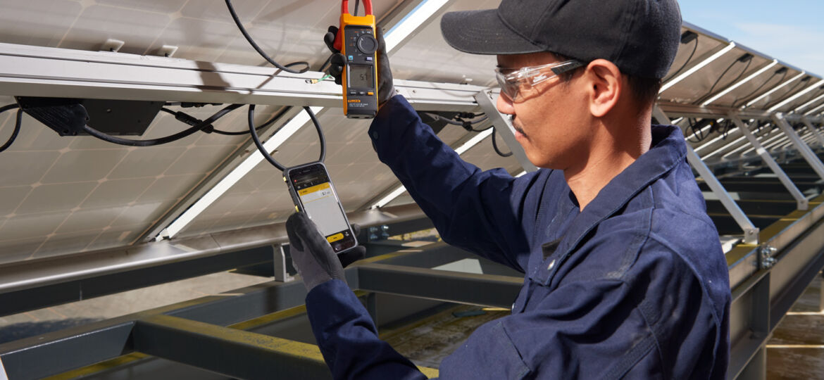 Fluke Launches World’s First Clamp Meters for Solar Power Installations with CAT III / 1500 V Safety Rating